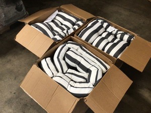 lot 11 image: Mix Lot of 3 Black and White Cushing Chairs Review all pictures
