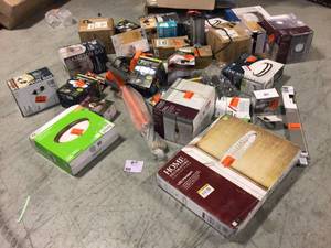 lot 4 image: Gaylord of assorted light fixtures Customer Returns See Pictures