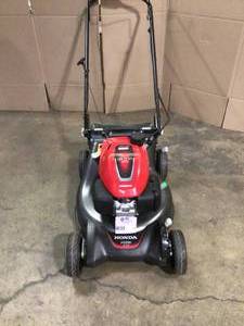 lot 30 image: Honda 21 in. 3-in-1 Variable Speed Gas Walk Behind Self Propelled Lawn Mower with Auto Choke Missing bag Customer Returns See Pictures