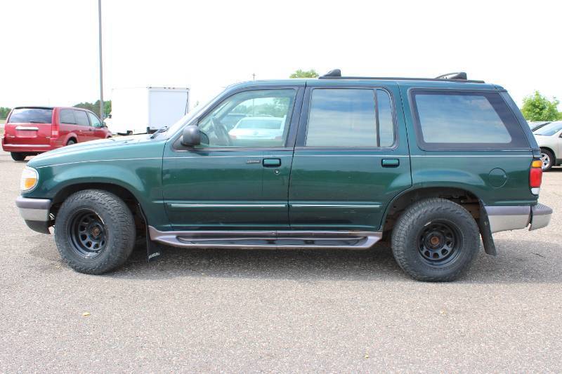 lot 25 image: 1995 Ford Explorer XLT - 4X4