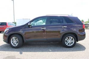lot 4 image: 2015 Kia Sorento LX - 2 OWNERS
