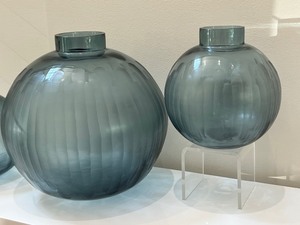 lot 8 image: Trio of Quality Art Glass Style Vases