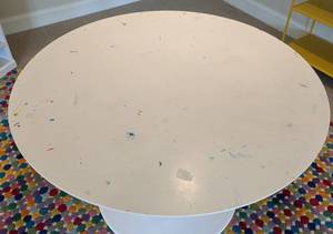 lot 32 image: Round Tulip Dining Table