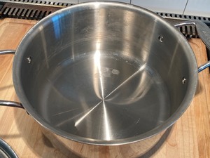 lot 55A image: 8 Quart Covered Stock Pot