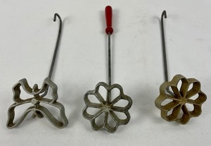 lot 71 image: Antique Scandinavian Spritz Press w Dies & Rosettes