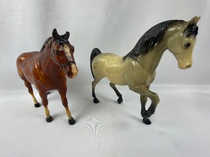lot 19 image: Two Collectable Breyer Horses - #98CH and #37