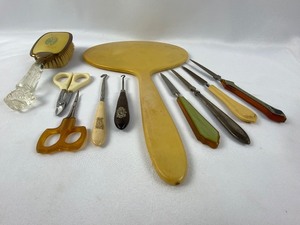 lot 18 image: Ten Piece Vintage Vanity Variety Lot