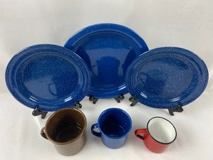 lot 98 image: Six Pieces of Vintage Steel Speckled Enamelware Including 3 Cups and 3 Plates