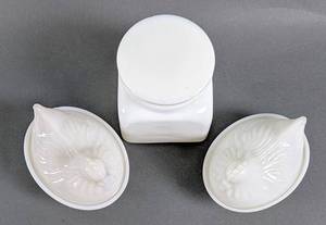 lot 104 image: Vintage White Milk Glass Hens and Lidded Jar - Hazel Atlas & More