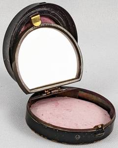 lot 142 image: 1924 DArline Tijade Compact with Original 2 Rouges, Mirror