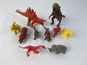 lot 178 image: Vintage Toys - Ten 40s-50s Era Jurassic Park Edition - Dinosaur Menagerie