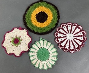 lot 129 image: Variety of Vintage Crocheted Hot Pads
