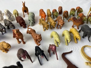 lot 204 image: Vintage Toys - Tiny Zoo Critters