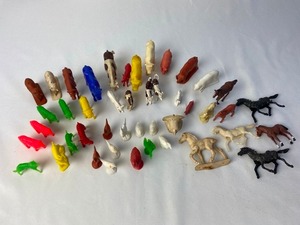 lot 203 image: Vintage Toys - 40 Tiny Farm or Barnyard Animals
