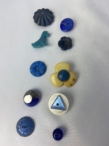 lot 198 image: A Rainbow of Fifty Colorful Vintage Buttons