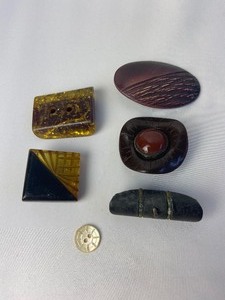 lot 197 image: Lot of 29 Large Vintage Buttons