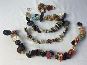 lot 196 image: Jumbo Batch of 200 Vintage & Antique Buttons