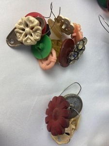 lot 195 image: Big Batch of 150 Antique Buttons
