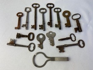 lot 223 image: Lot of 14 Vintage Skeleton Keys with a Boye Belt Hanging Key Ring
