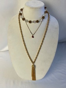 lot 250 image: Vintage Costume Jewelry 7 Piece Set
