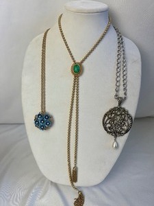 lot 275 image: Avon Costume Jewelry 8 Pieces