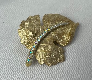 lot 276 image: Bundle of 11 Beautiful Vintage Brooches