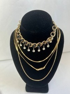 lot 286 image: Vintage Costume Jewelry 12 Pieces