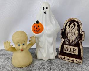 lot 258 image: Variety of Vintage Halloween Decor- Beistle, H. E. Luhrs, & Empire Blow Mold