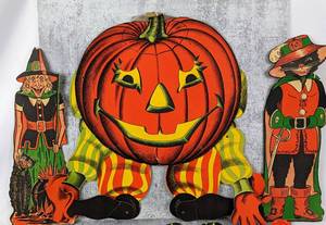 lot 281 image: Fun Vintage Halloween Decorations- Beistle & More
