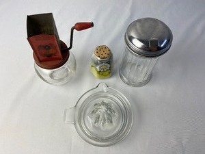 lot 352 image: Vintage Kitchen Items