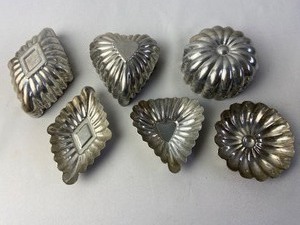 lot 350 image: Lot of 24 Vintage Mini Aluminum Baking Molds