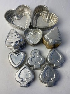lot 349 image: Lot of 32 Vintage Mini Aluminum Baking Molds