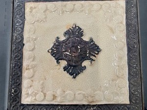 lot 370 image: Vintage Tile-top Side Table with Iron Frame
