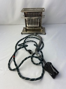 lot 439 image: Antique Double Sided 1912-1913 Toaster in Working Condition