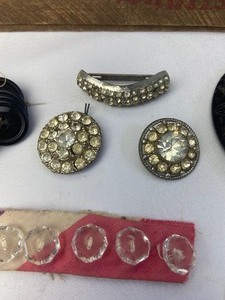 lot 464 image: Vintage and Antique Buttons in Wooden Kraft Cheese Box