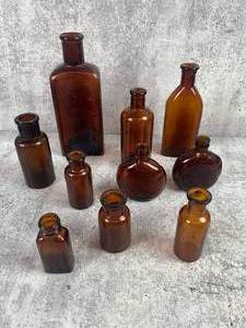 lot 514 image: Large to Small Amber Vintage Glass Bottles - No Brands