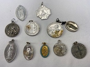 lot 539 image: 16 Vintage Catholic Medals, Charms and Tie Clip
