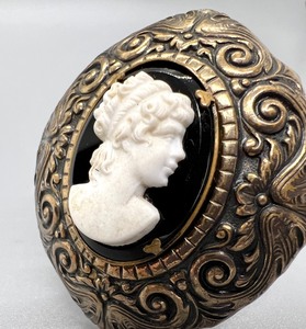 lot 477 image: Beautiful Vintage Cameo Pin