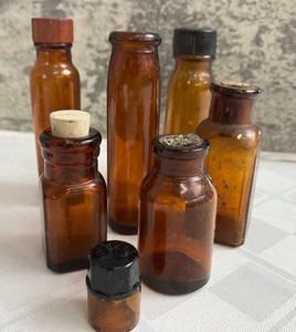 lot 534 image: Collection of Vintage Medium Amber Glass Bottles