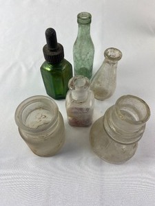 lot 544 image: Variety of 17 Antique Glass Bottles