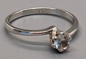 lot 551 image: Vintage Uncas MFG Co. Sterling Silver and Rhinestone Solitaire Size 7 Ring