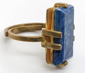 lot 556 image: 8 Vintage Rings 10K Plated, Raw Lapis, Avon, Faux Emerald and More Sizes 5-8