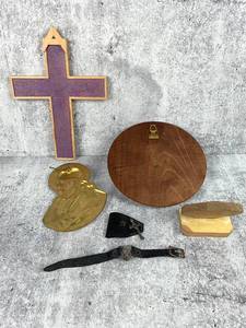 lot 454 image: Vintage Catholic Collectibles