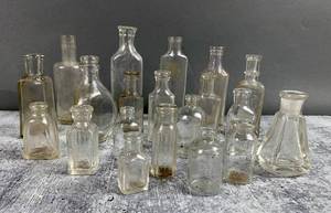 lot 488 image: A Lot of 20 Clear Glass Small Vintage Bottles - Various Sizes