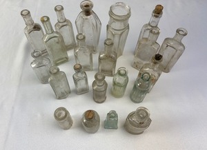 lot 550 image: Lot of 21 Various Antique Glass Bottles