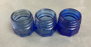 lot 335 image: Antique Collection of Amber, Clear, Cobalt Blue, Emerald and Olive Green Glass Bottles