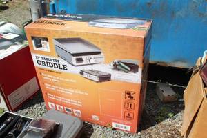 lot 73 image: Blackstone 17 Tabletop Griddle (New In Box )