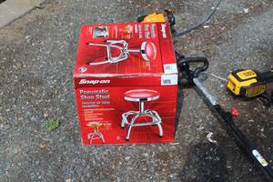 lot 83 image: Snap-on Pneumatic Shop Stool (New In Box )