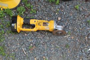 lot 86 image: DeWalt DC411 4-12 18V Cut-Off Tool with Battery