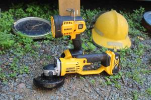 lot 87 image: DeWalt 18V  4-12 Cut-Off Tool with Flash Light, (2) Batteries
